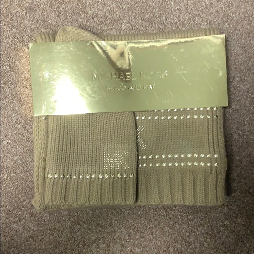 Michael Kors hat and scarf set PM4